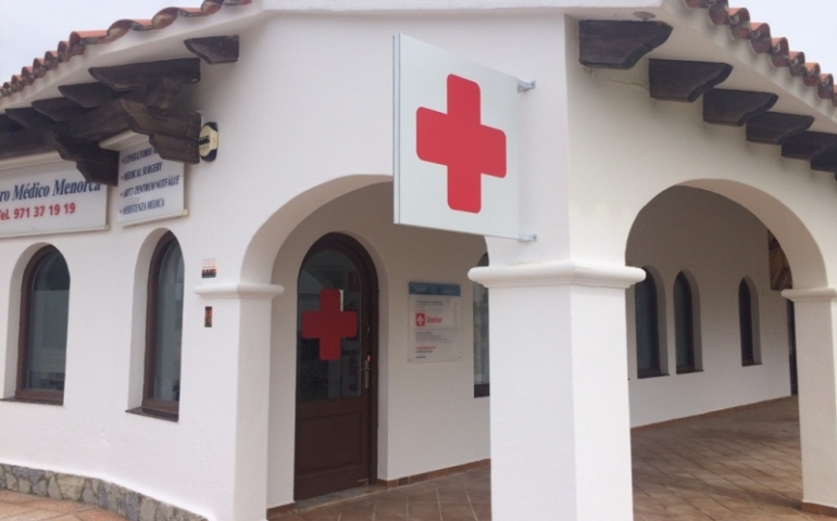 Centro de atención médica situado en la playa más grande e importante de la isla de Menorca.