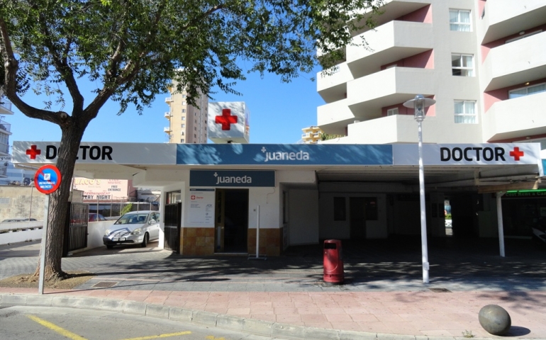 Dirigido a los visitantes de una las zonas turísticas más conocidas de Mallorca, la de Magalluf, en Calvià, este centro ofrece Servicio de Medicina General y de Urgencias.