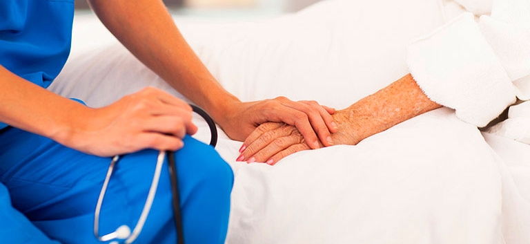 Una mañana con el Dr. Jesús Álvarez, especialista en Medicina Intensiva en Juaneda Miramar Juaneda