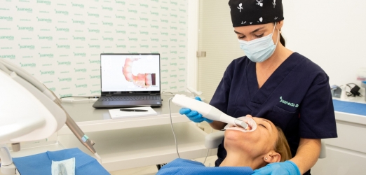 Recovering a natural and aesthetic smile and dental function is possible through fixed rehabilitation on 4 implants, a treatment offered by Dr. Silvia Mejías at Juaneda Dental Juaneda