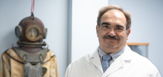 El médico de las profundidades que salva vidas en la cámara hiperbárica de Juaneda Hospitales  Juaneda