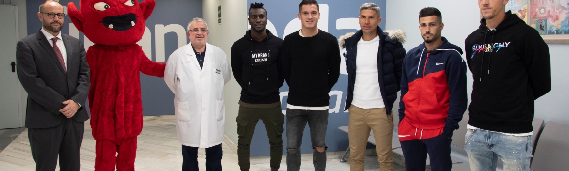 El RCD Mallorca visita a los pacientes de Juaneda por Navidad Juaneda