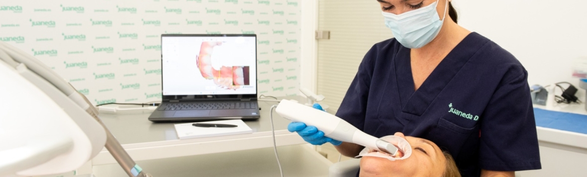 Recovering a natural and aesthetic smile and dental function is possible through fixed rehabilitation on 4 implants, a treatment offered by Dr. Silvia Mejías at Juaneda Dental Juaneda