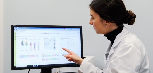 La báscula de biometría de Juaneda Hospitales calcula no solo el peso, sino los porcentajes de grasa, agua y músculo y avisa del riesgo de enfermedades asociadas Juaneda