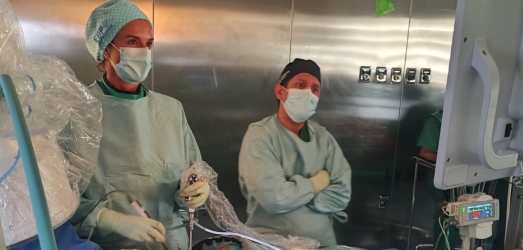 Una técnica endoscópica avanzada permite extirpar un tumor vertebral de forma mínimamente invasiva en Juaneda Miramar  Juaneda