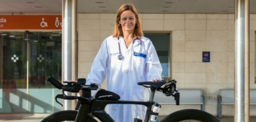 La Dra. Calderón, jefa de Urgencias de Juaneda Miramar, llevará la camiseta de Juaneda Hospitales en el Ironman de Hawaii, el próximo 10 de octubre Juaneda