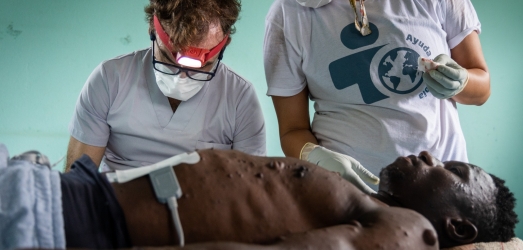 La Fundació SOM vuelve a Gambia, de la mano de Juaneda Hospitales, este año con la incorporación de un cirujano maxilofacial Juaneda