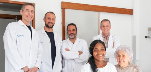 La Fundació SOM y Juaneda Hospitales unen esfuerzos para operar a una joven de Togo y que pueda volver a caminar Juaneda