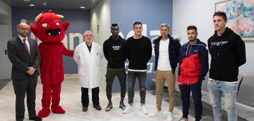 El RCD Mallorca visita a los pacientes de Juaneda por Navidad Juaneda