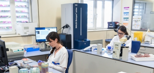 La tecnología MALDI-TOF, un «cambio revolucionario» en la velocidad de identificación de hongos y bacterias Juaneda
