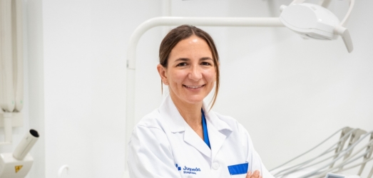 Volver a comer con tranquilidad y a sonreír sin complejos es posible con los implantes fijos en Juaneda Dental Juaneda