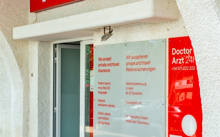 Centro Médico recientemente ampliado y reformado (2013), que se caracteriza por sus modernas instalaciones y por una amplia cobertura médica. 