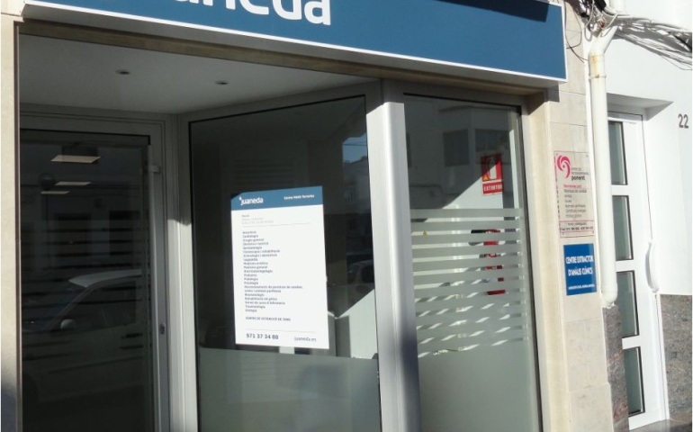 Su privilegiado emplazamiento, en el centro de la isla, permite el fácil acceso a una atención médica de calidad para los residentes de la zona centro y de los  núcleos turísticos.