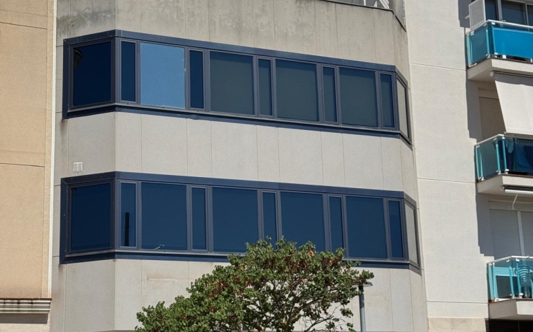 Este hospital ha remodelado sus instalaciones y ha incorporado nuevas especialidades a su servicio de consultas. 